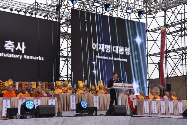 이재명 대통령의 축사를 김영수 문화체육관광부 제1차관이 대독하고 있다.