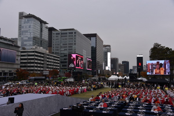 광화문 육조광장을 가득 메운 참가자들.
