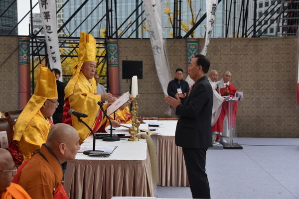 전계아사리 수진 대율사가 신상도 전국신도회장에게 수계증을 전달하고 있다.