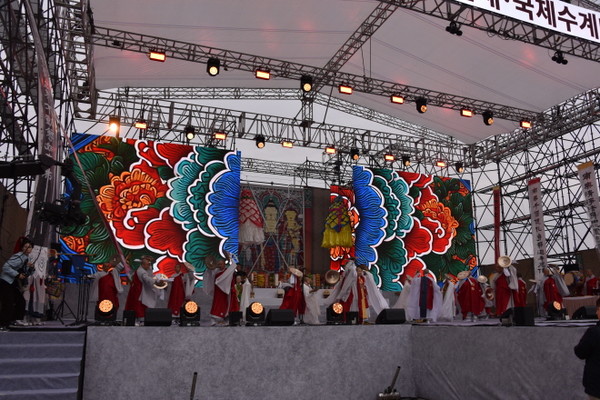 수계대법회 후 시작된 영산재가 무대를 장엄하고 있다.