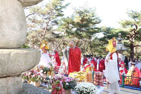 총무원장 상진 스님이 태고보우 국사 부도탑에서 진행된 다례재에서 헌다하고 있다.