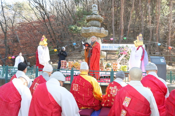 중국 후저우시 천호암 회주 계륭 스님이 인사말을 하고 있다.