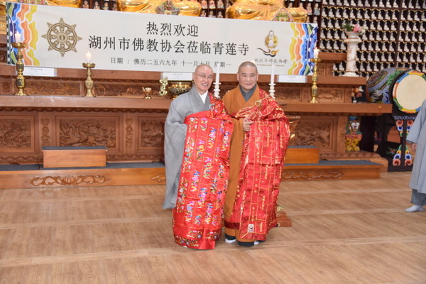 선물받은 전통 가사를 각자 수한 두 스님이 기념촬영을 하고 있다.