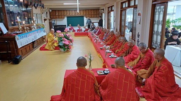 운경 종정 예하가 중국 하저우시불교협회 대표단을 만나 차담을 나누고 있다.