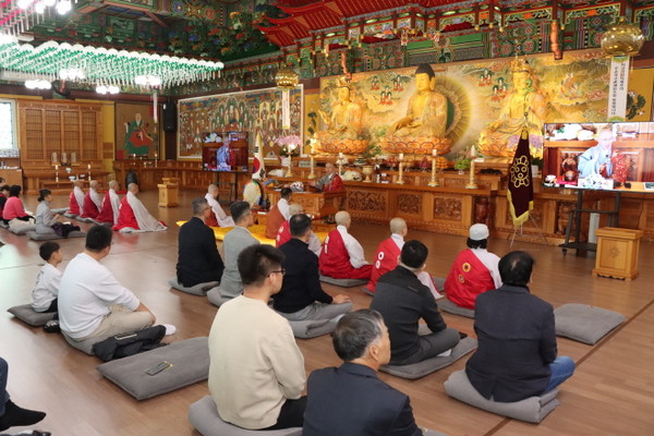 총무원장 상진 스님이 호국선봉사에서 법문을 하고 있다.