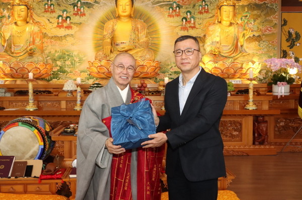 총무원장 상진 스님이 주성운 사령관에게 선물을 전달하고 있다.