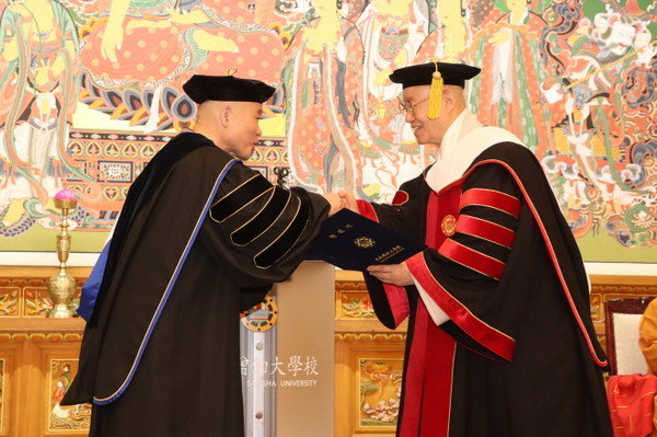 총무원장 상진 스님이 중앙승가대 총장 월우 스님으로부터 명예철학박사 수여기를 받고 있다.