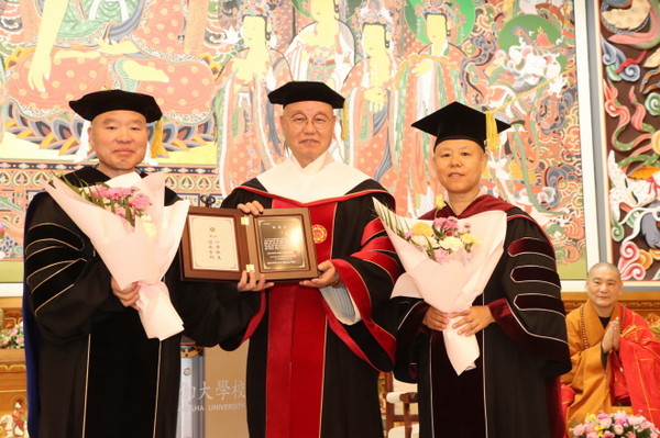 명예철학박사 학위를 받은 후 중앙승가대 총장(사진 왼쪽)과 대학원장 오인 스님과 함께 한 총무원장 상진 스님.