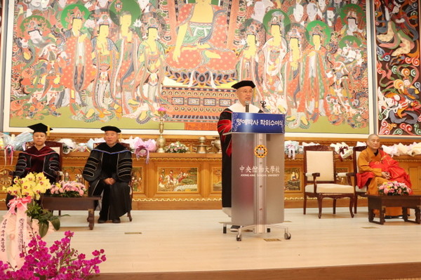 답사를 하고 있는 총무원장 상진 스님.