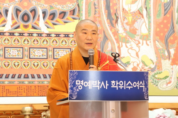중국 하저우시불교협회 회장 계륭 스님이 축사를 하고 있다.