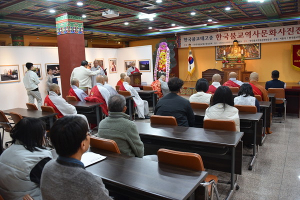 총무원 정책문화실장 철오 스님의 사회로 개막식이 진행되고 있다.