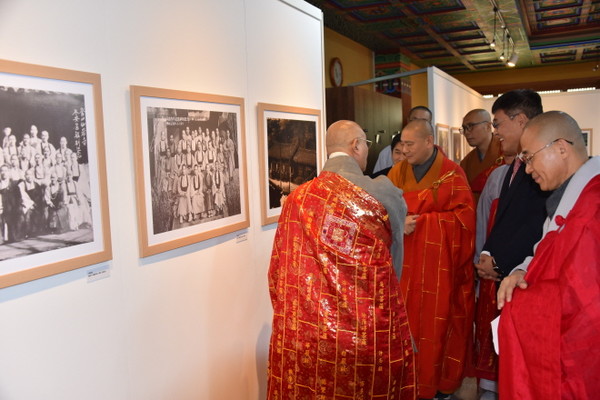 총무원장 상진 스님이 내빈들을 상대로 사진에 대해 설명하고 있다.