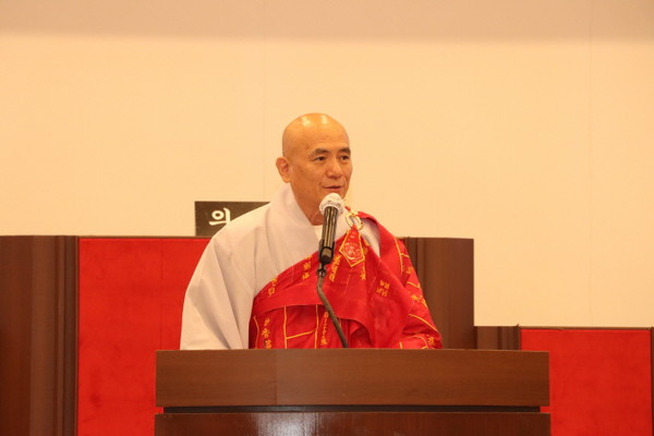 봉행사를 하고 있는 교육원장 재홍 스님.