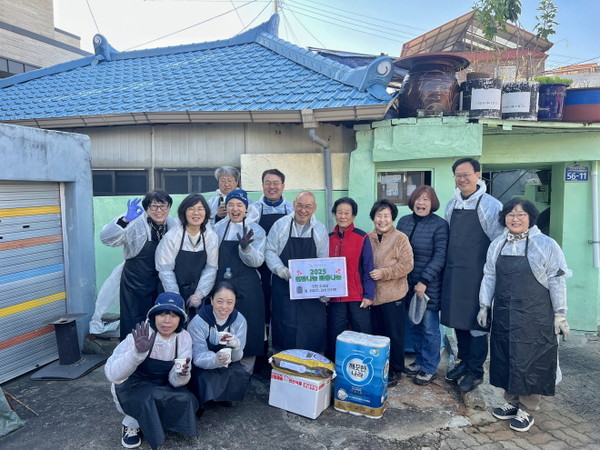 한국불교태고종 충북교구 사회인권위원장 진화 스님이 송재봉 국회의원, 박완희 시의원 등을 비롯해 시민단체 회원들과 함께 나눔봉사활동을 펼치고 있다.
