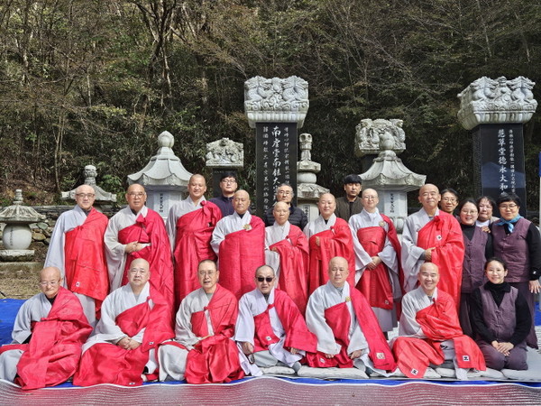 남허화상문도회가 남허당 남현 대종사 46주기 다례재를 봉행한 후 전체 기념촬영을 하고 있다.