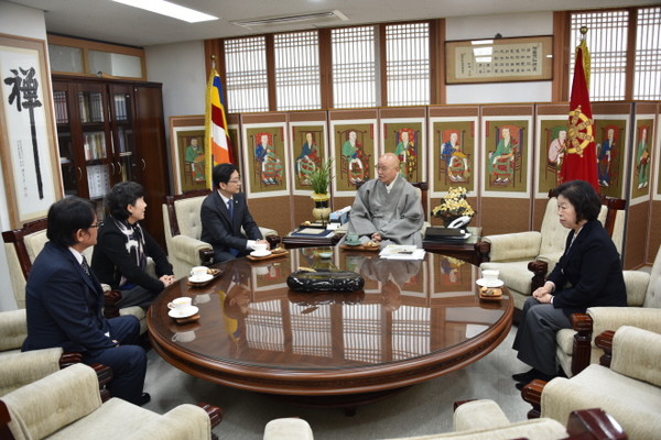 김경수 위원장 내외와 차담을 나누고 있는 총무원장 상진 스님.