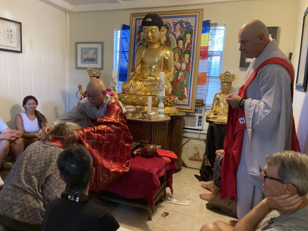 북미 유럽교구 회주 종매 스님이 미국 플로리다주 청량사에서 수계식을 봉행하고 있다.